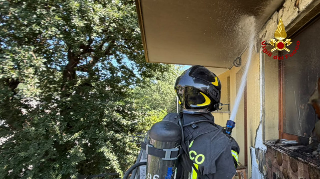 Gabicce Mare - Incendio sul terrazzo di un appartamento: intervento dei Vigili del fuoco